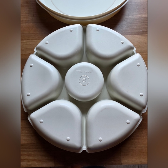 Relish, Veggie, Dessert Tray With Lid Tupperware - Picture 3 of 8